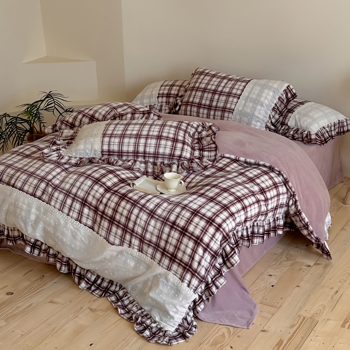 91家纺网 家纺一手货源 找家纺 优悦生活馆 2025新款牛奶绒百褶荷叶花边四件套 南法假日-红