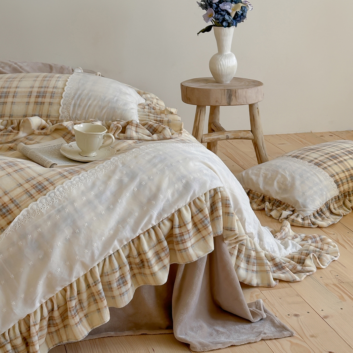 91家纺网 家纺一手货源 找家纺 优悦生活馆 2025新款牛奶绒百褶荷叶花边四件套 南法假日-黄