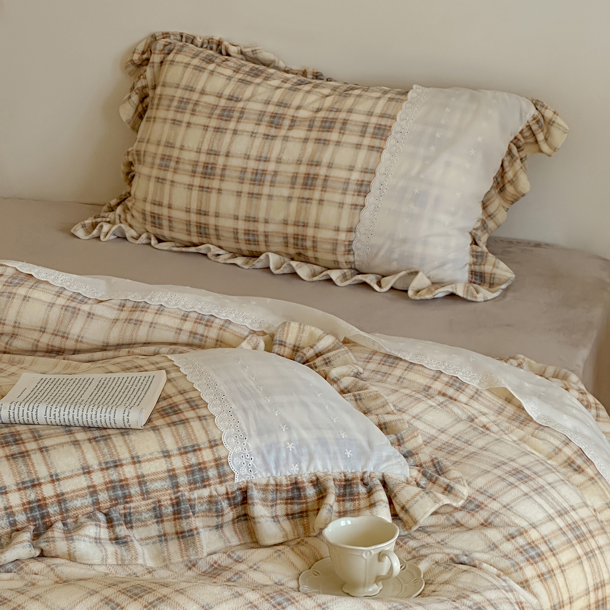 91家纺网 家纺一手货源 找家纺 优悦生活馆 2025新款牛奶绒百褶荷叶花边四件套 南法假日-黄