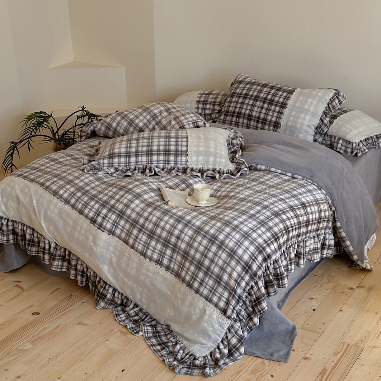 91家纺网 家纺一手货源 找家纺 优悦生活馆 2025新款牛奶绒百褶荷叶花边四件套 南法假日-灰