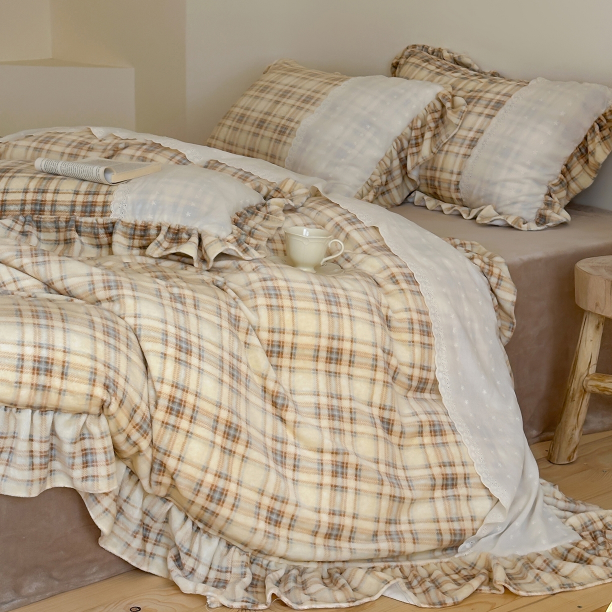 91家纺网 家纺一手货源 找家纺 优悦生活馆 2025新款牛奶绒百褶荷叶花边四件套 南法假日-黄