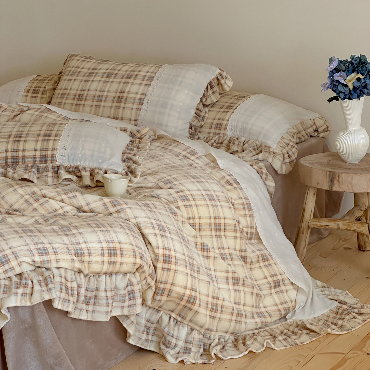 91家纺网 家纺一手货源 找家纺 优悦生活馆 2025新款牛奶绒百褶荷叶花边四件套 南法假日-黄