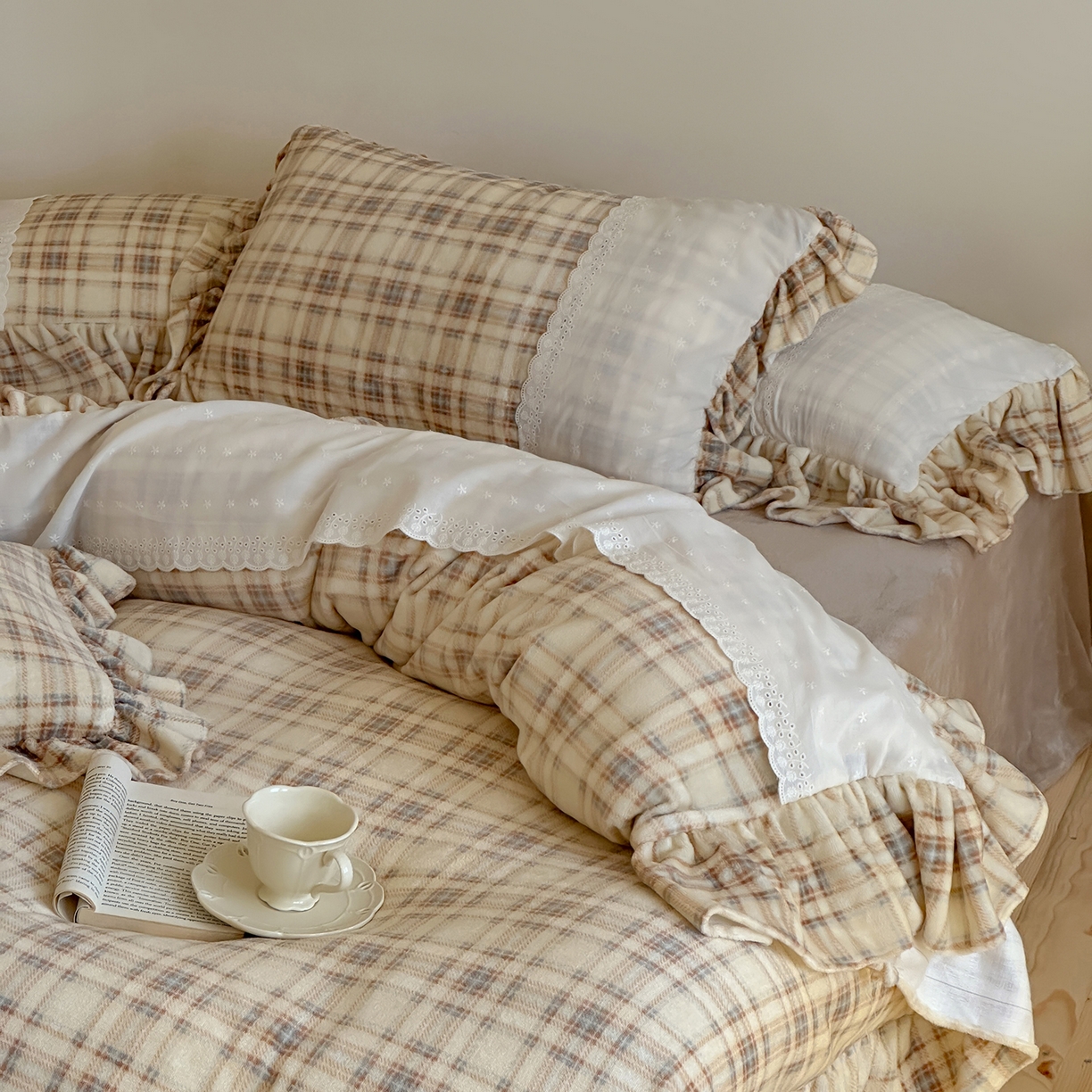 91家纺网 家纺一手货源 找家纺 优悦生活馆 2025新款牛奶绒百褶荷叶花边四件套 南法假日-黄