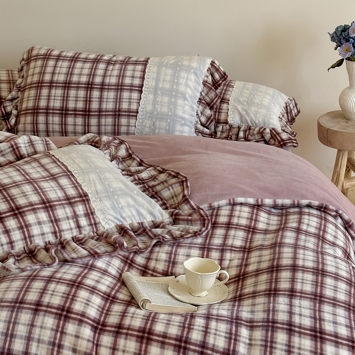 91家纺网 家纺一手货源 找家纺 优悦生活馆 2025新款牛奶绒百褶荷叶花边四件套 南法假日-红