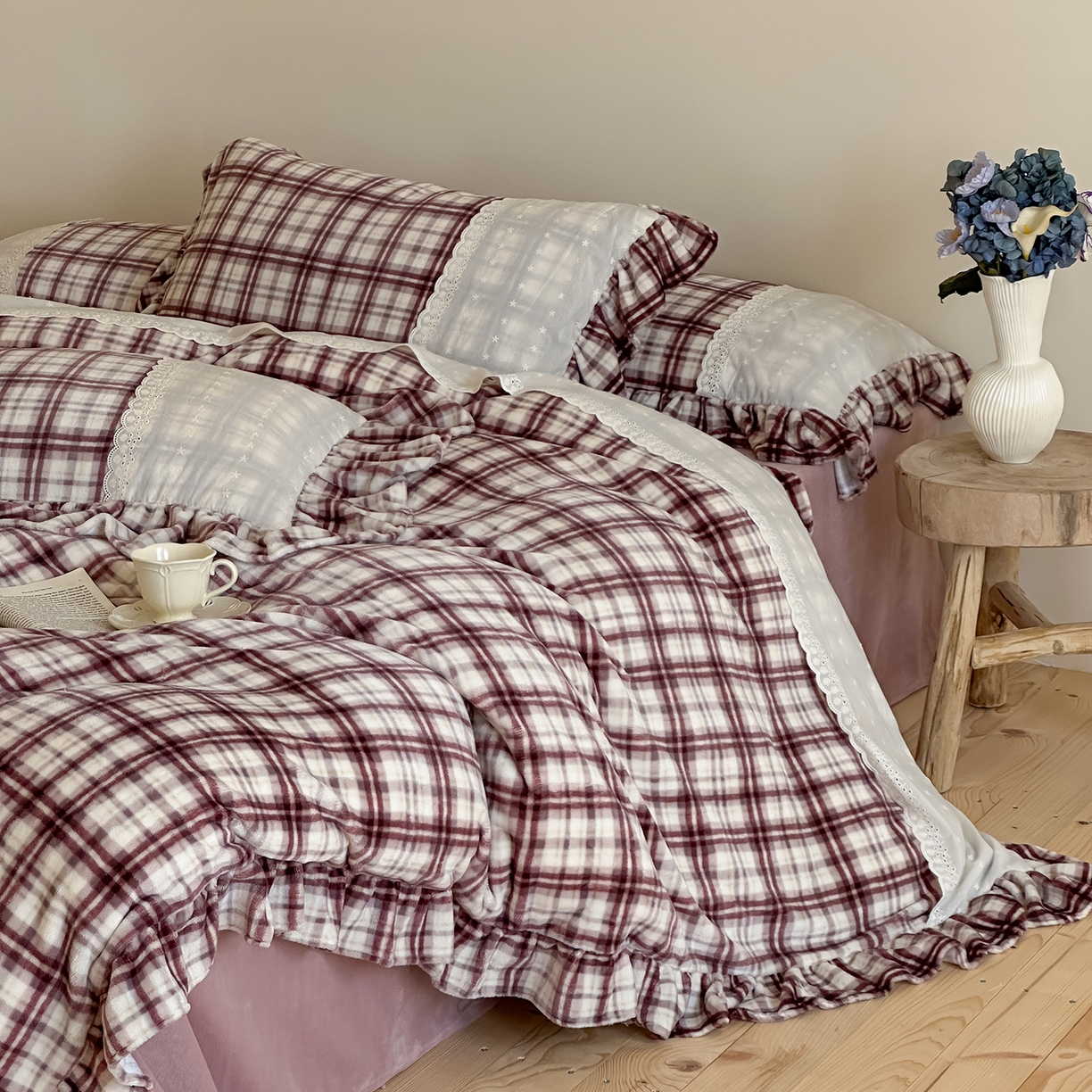 91家纺网 家纺一手货源 找家纺 优悦生活馆 2025新款牛奶绒百褶荷叶花边四件套 南法假日-红