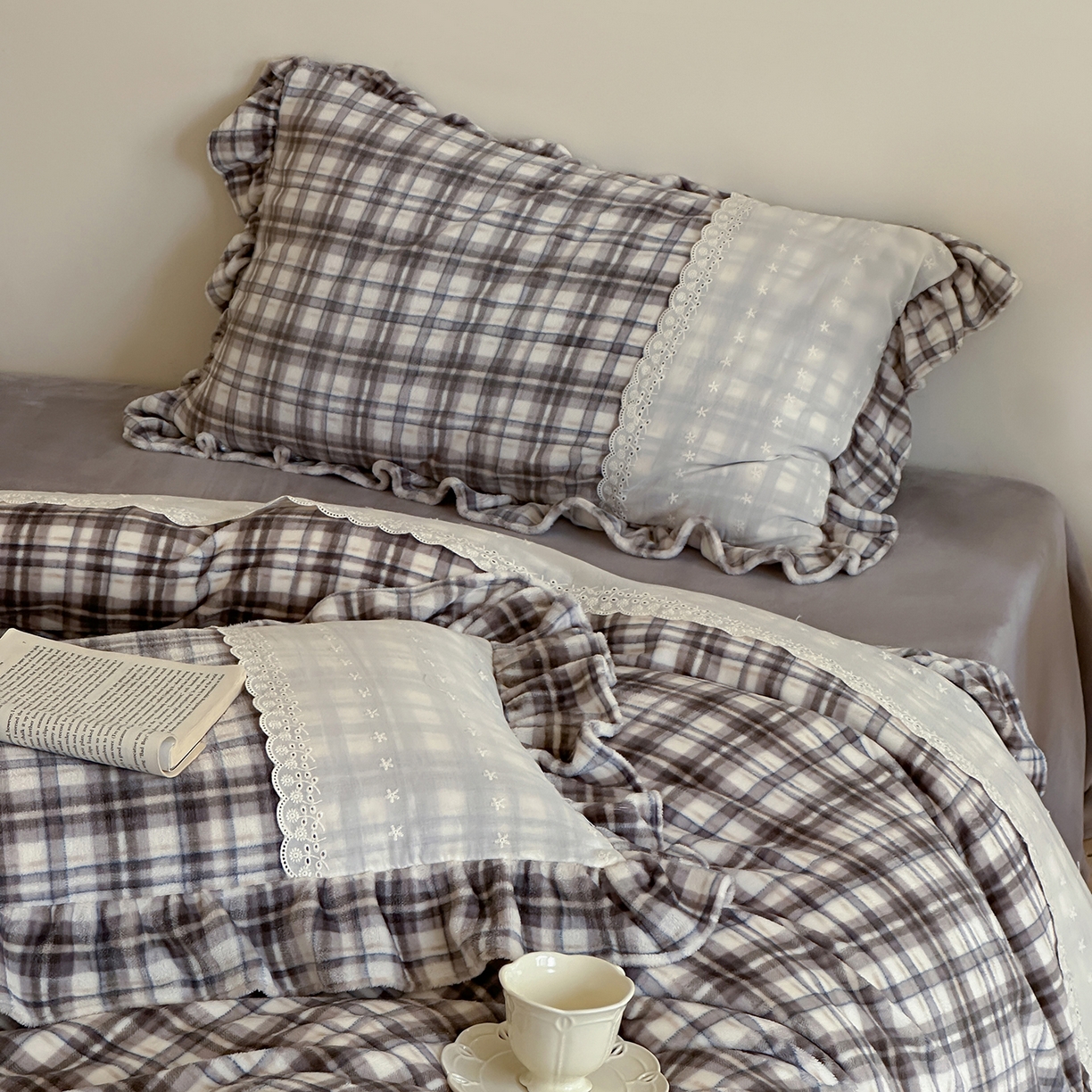 91家纺网 家纺一手货源 找家纺 优悦生活馆 2025新款牛奶绒百褶荷叶花边四件套 南法假日-灰