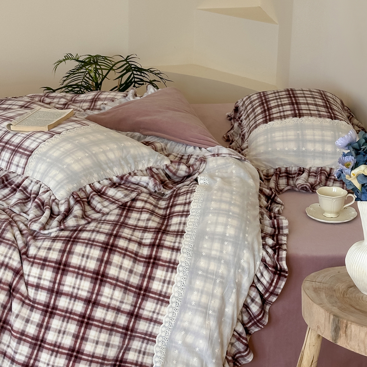 91家纺网 家纺一手货源 找家纺 优悦生活馆 2025新款牛奶绒百褶荷叶花边四件套 南法假日-红