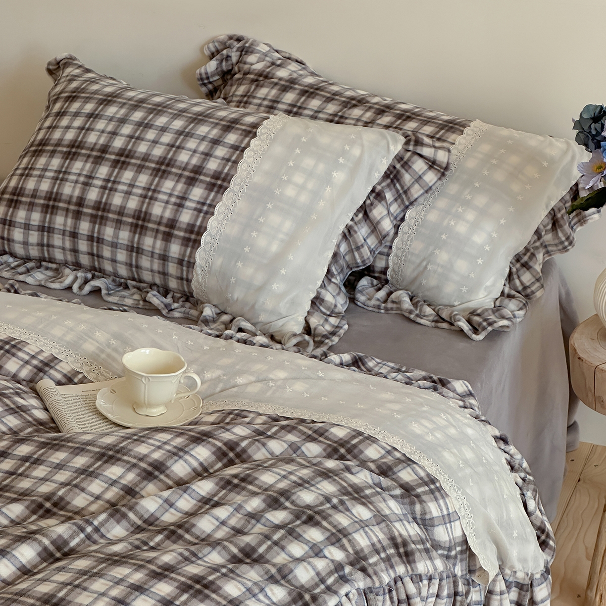 91家纺网 家纺一手货源 找家纺 优悦生活馆 2025新款牛奶绒百褶荷叶花边四件套 南法假日-灰