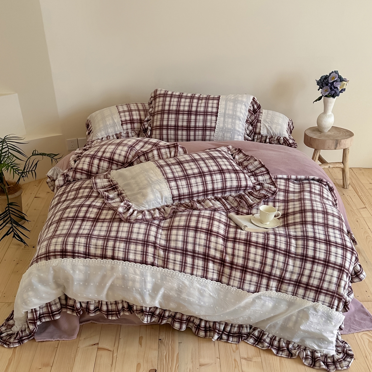 91家纺网 家纺一手货源 找家纺 优悦生活馆 2025新款牛奶绒百褶荷叶花边四件套 南法假日-红