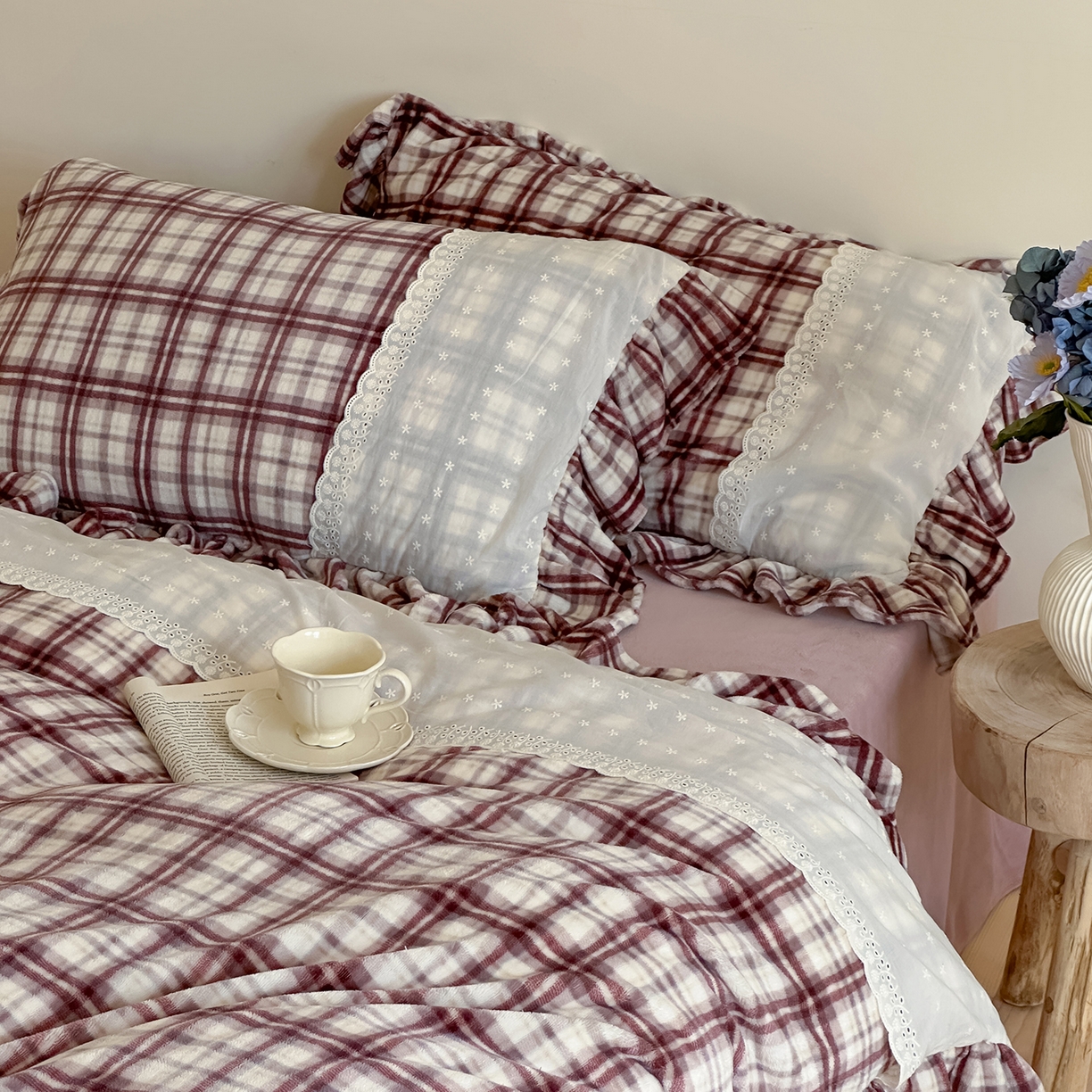 91家纺网 家纺一手货源 找家纺 优悦生活馆 2025新款牛奶绒百褶荷叶花边四件套 南法假日-红