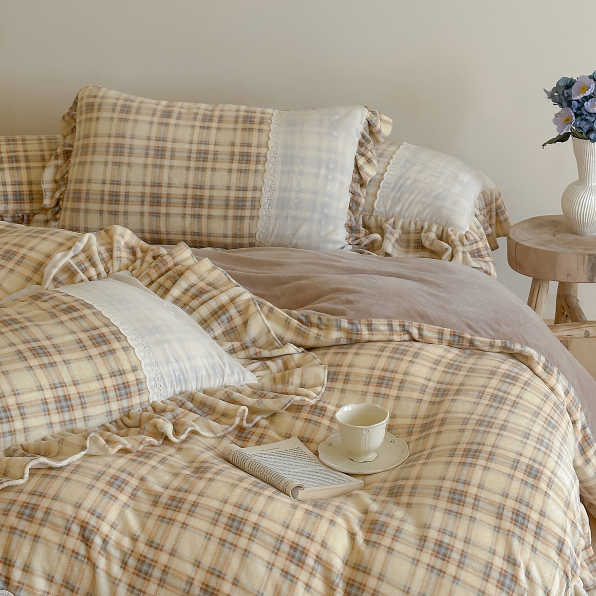 91家纺网 家纺一手货源 找家纺 优悦生活馆 2025新款牛奶绒百褶荷叶花边四件套 南法假日-黄