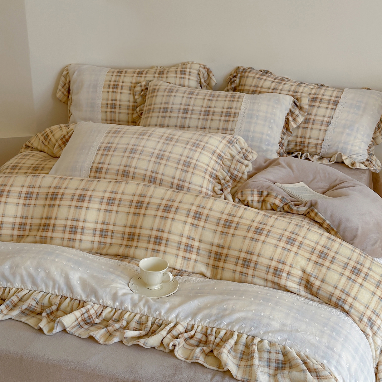 91家纺网 家纺一手货源 找家纺 优悦生活馆 2025新款牛奶绒百褶荷叶花边四件套 南法假日-黄