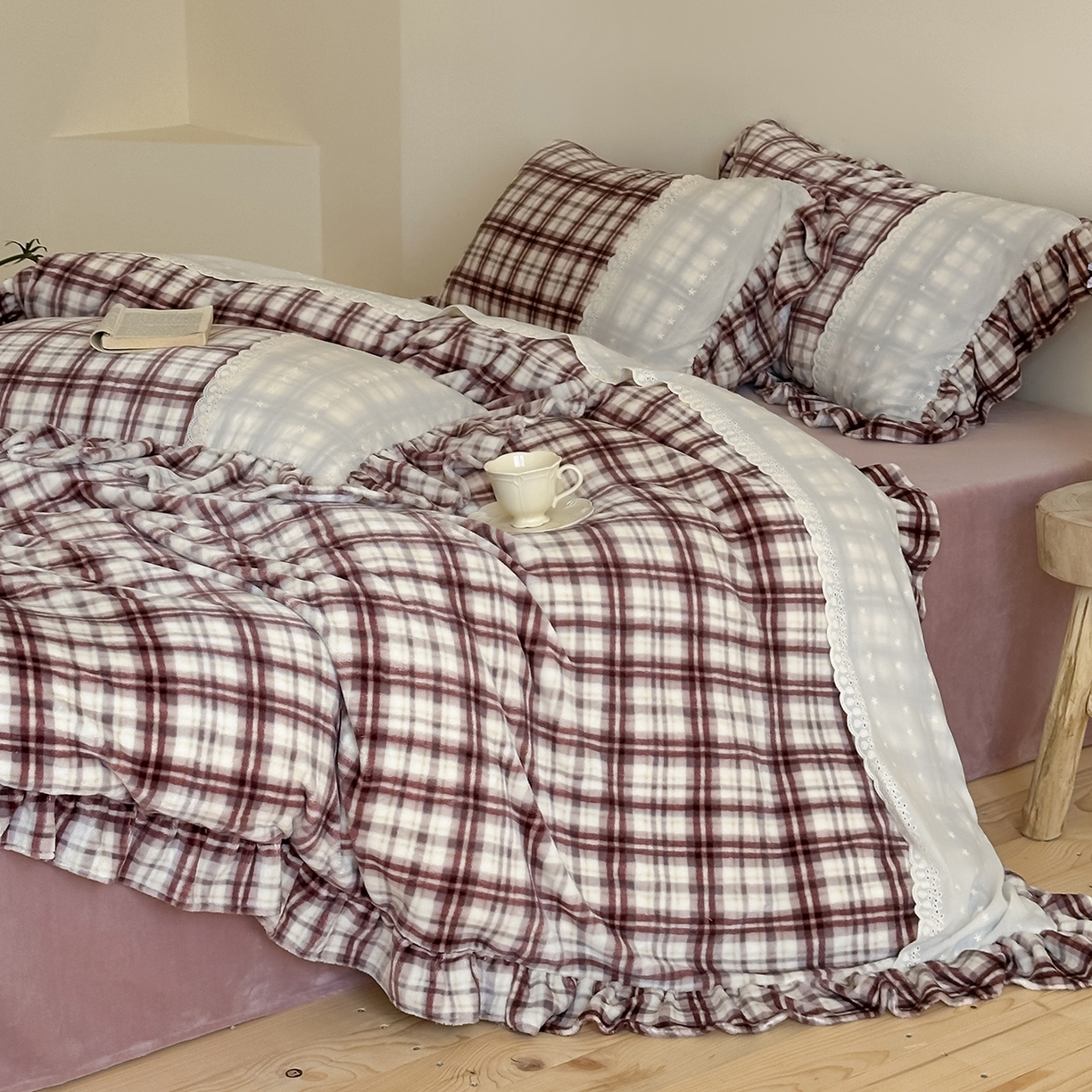 91家纺网 家纺一手货源 找家纺 优悦生活馆 2025新款牛奶绒百褶荷叶花边四件套 南法假日-红