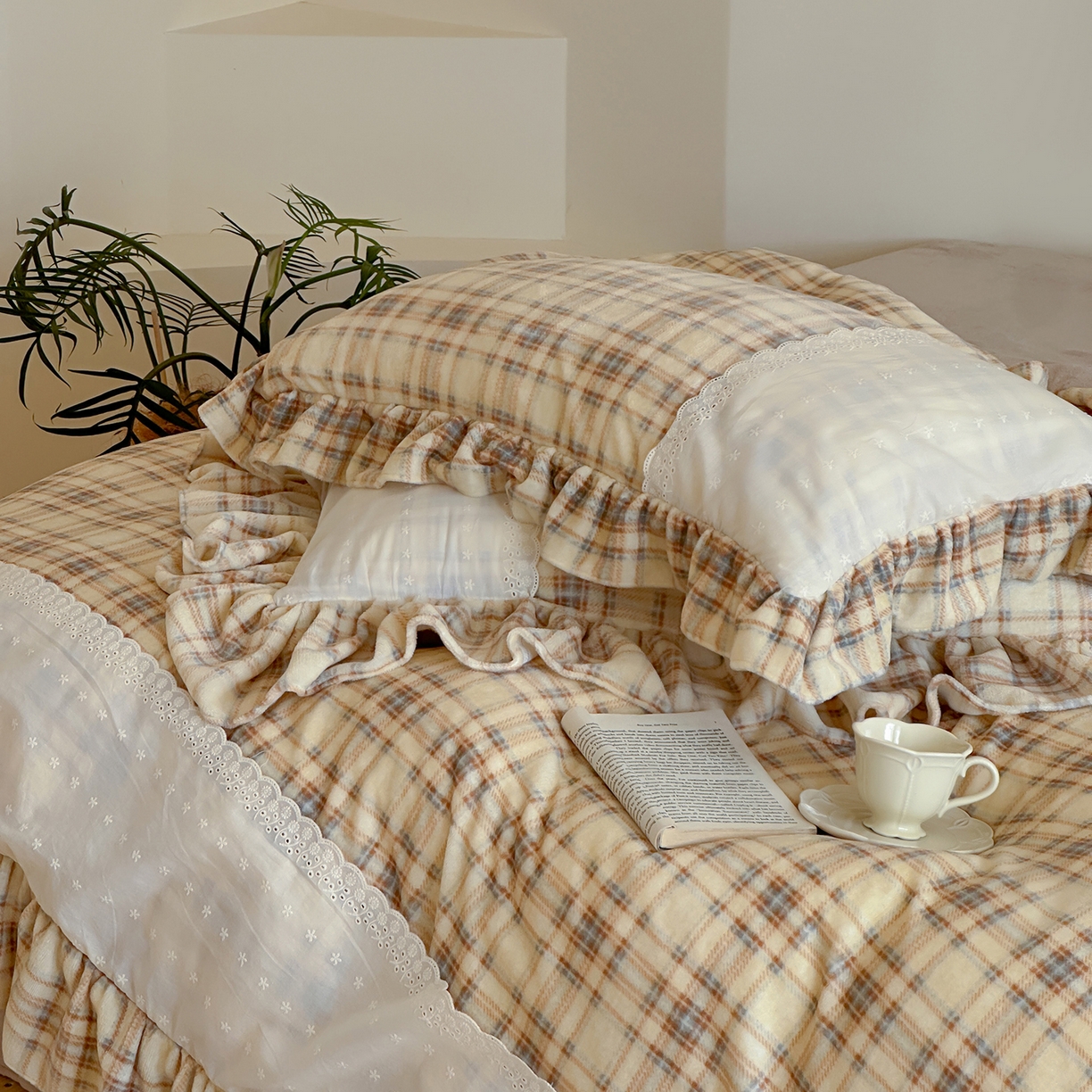 91家纺网 家纺一手货源 找家纺 优悦生活馆 2025新款牛奶绒百褶荷叶花边四件套 南法假日-黄