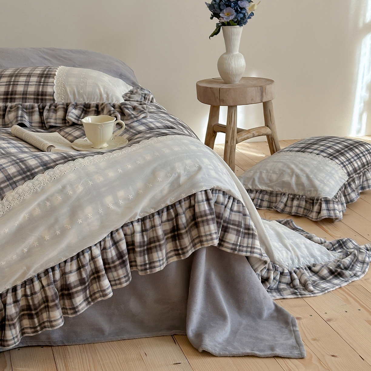 91家纺网 家纺一手货源 找家纺 优悦生活馆 2025新款牛奶绒百褶荷叶花边四件套 南法假日-灰