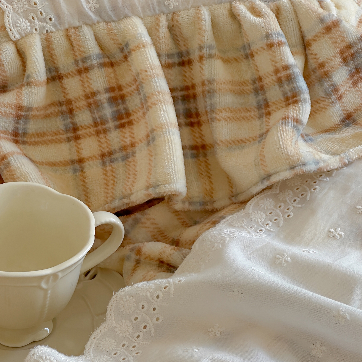 91家纺网 家纺一手货源 找家纺 优悦生活馆 2025新款牛奶绒百褶荷叶花边四件套 南法假日-黄