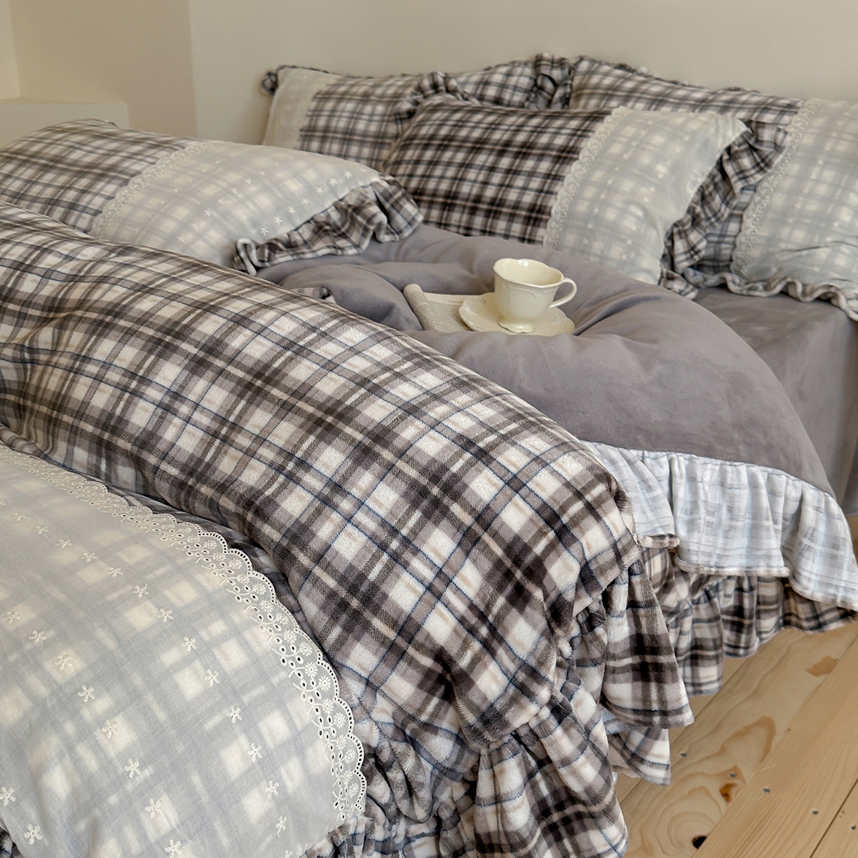 优悦生活馆 2025新款牛奶绒百褶荷叶花边四件套 南法假日-灰