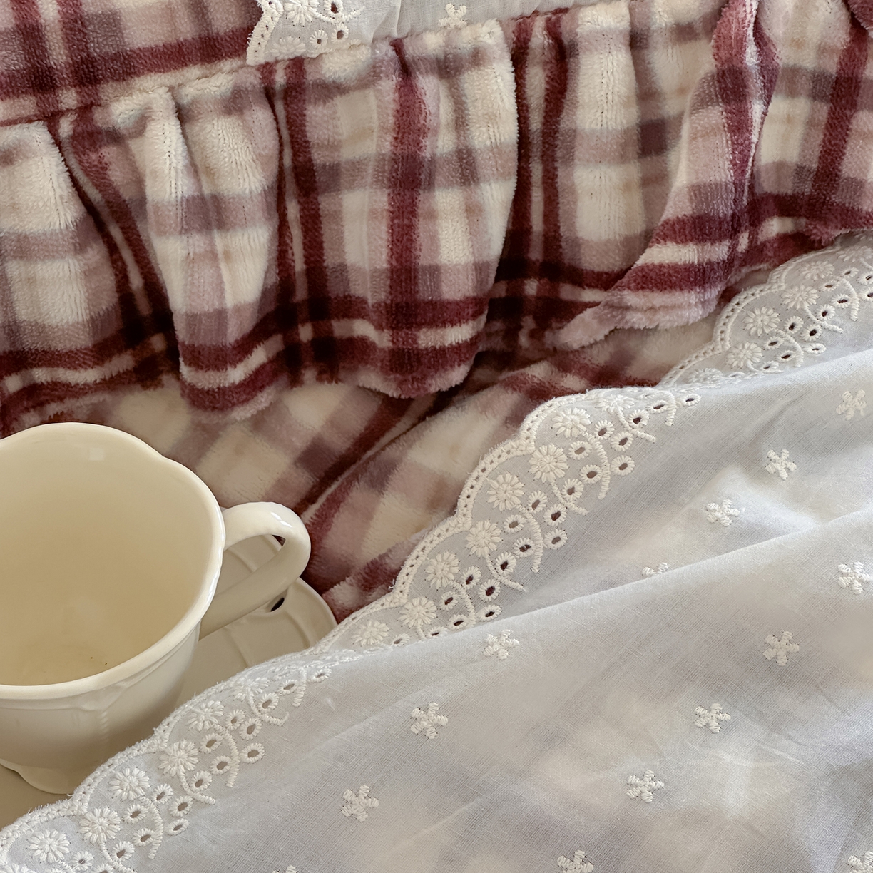 91家纺网 家纺一手货源 找家纺 优悦生活馆 2025新款牛奶绒百褶荷叶花边四件套 南法假日-红