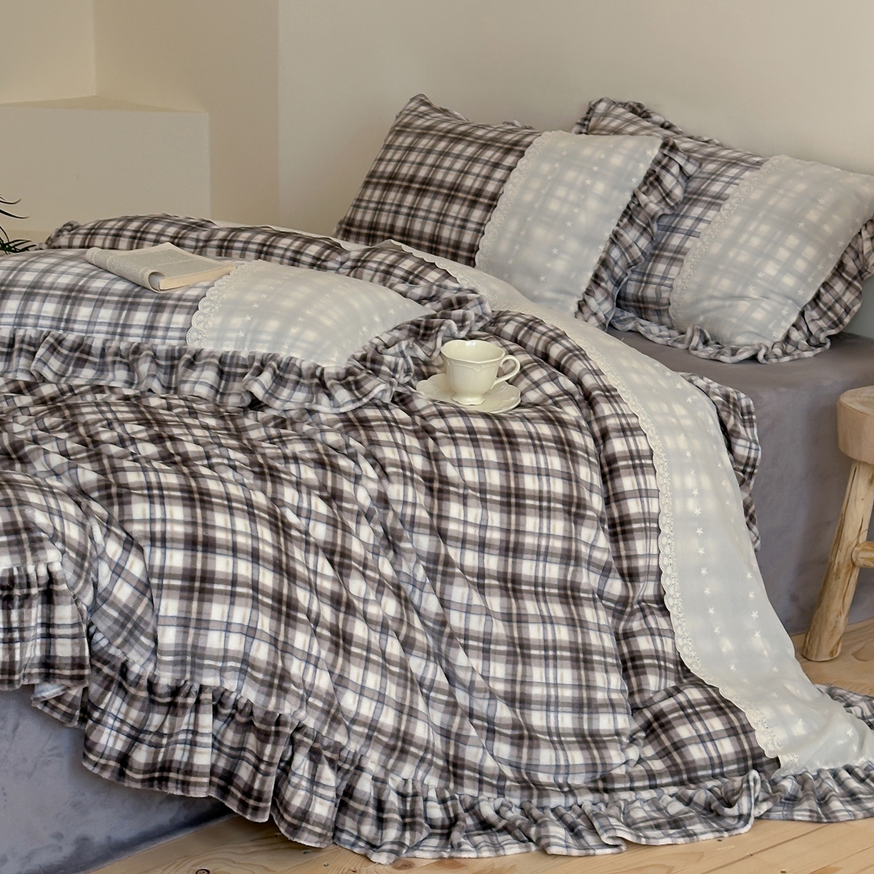 91家纺网 家纺一手货源 找家纺 优悦生活馆 2025新款牛奶绒百褶荷叶花边四件套 南法假日-灰