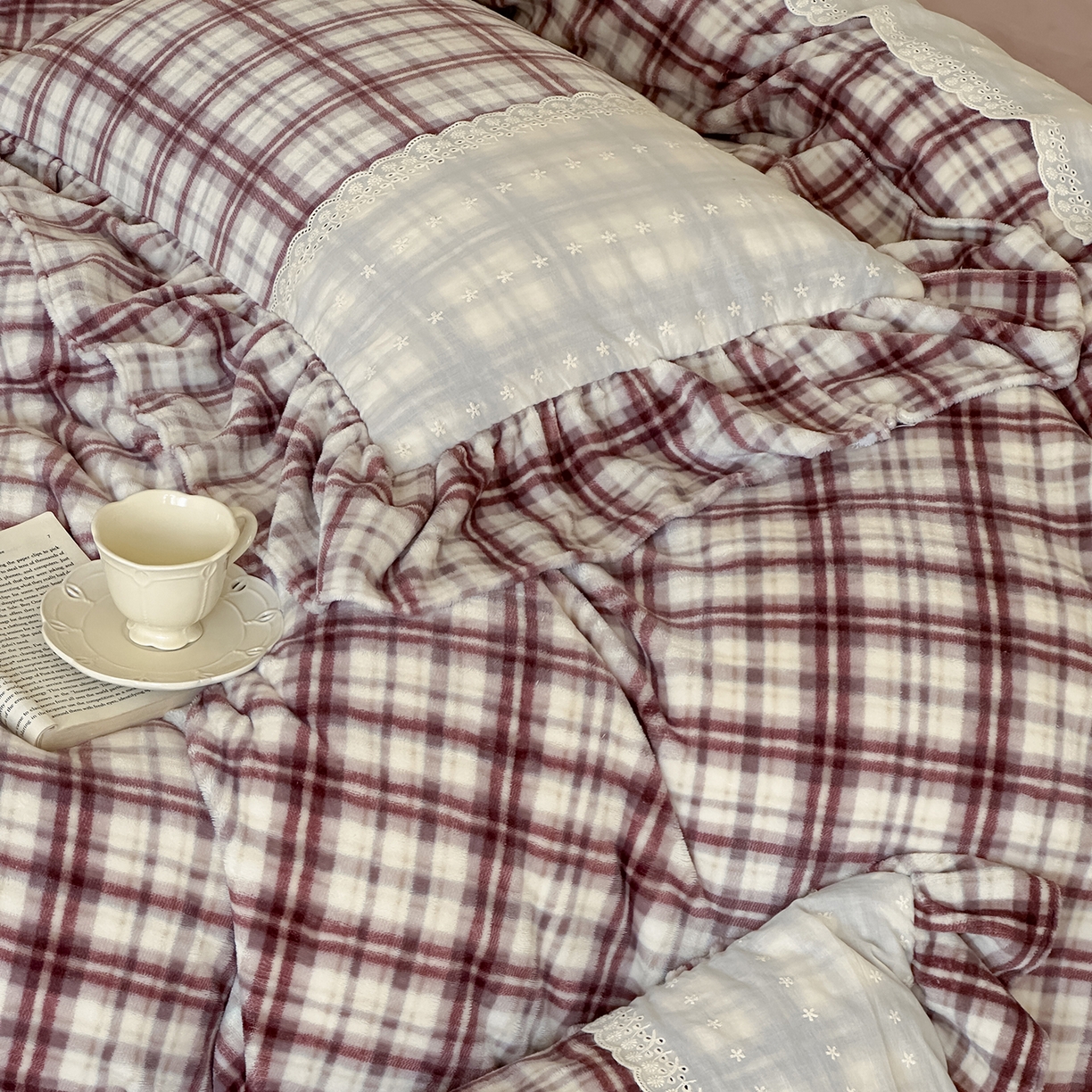 91家纺网 家纺一手货源 找家纺 优悦生活馆 2025新款牛奶绒百褶荷叶花边四件套 南法假日-红