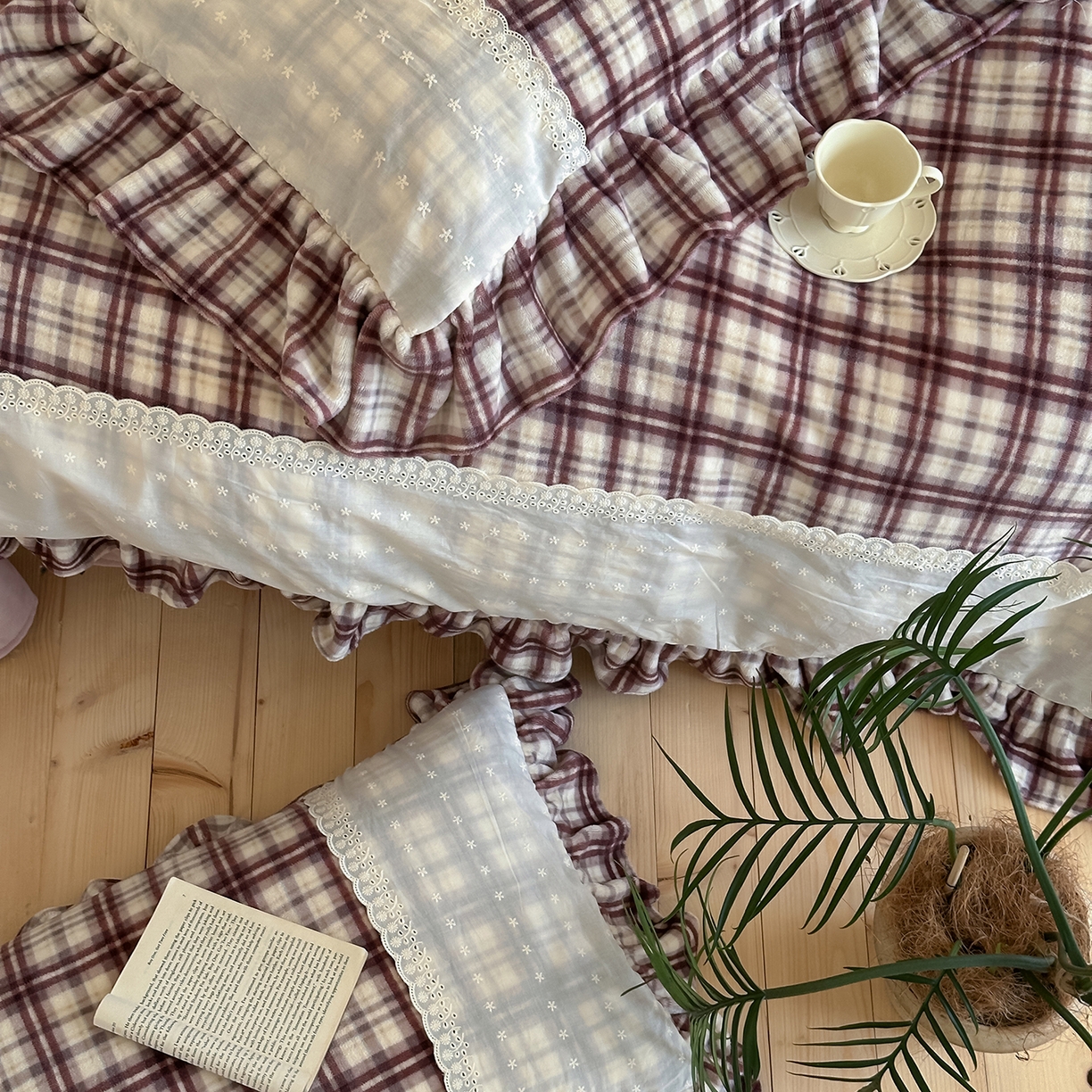 91家纺网 家纺一手货源 找家纺 优悦生活馆 2025新款牛奶绒百褶荷叶花边四件套 南法假日-红