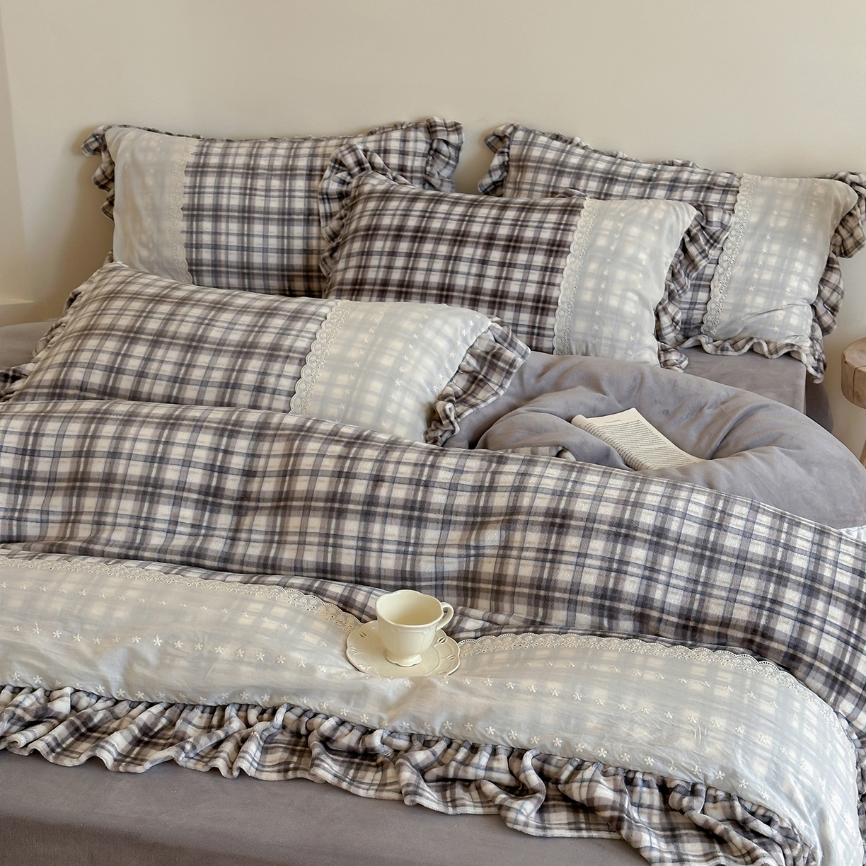 91家纺网 家纺一手货源 找家纺 优悦生活馆 2025新款牛奶绒百褶荷叶花边四件套 南法假日-灰