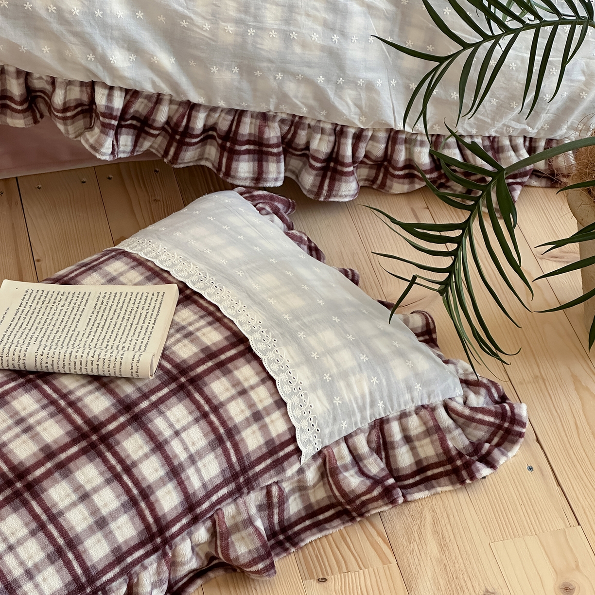 91家纺网 家纺一手货源 找家纺 优悦生活馆 2025新款牛奶绒百褶荷叶花边四件套 南法假日-红