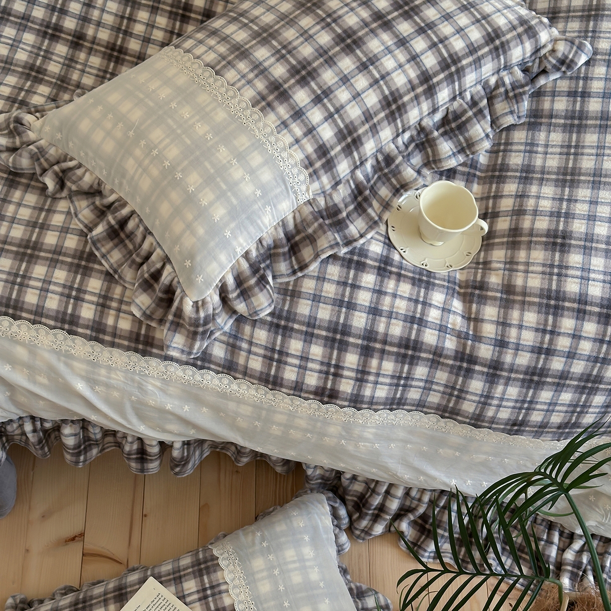 91家纺网 家纺一手货源 找家纺 优悦生活馆 2025新款牛奶绒百褶荷叶花边四件套 南法假日-灰