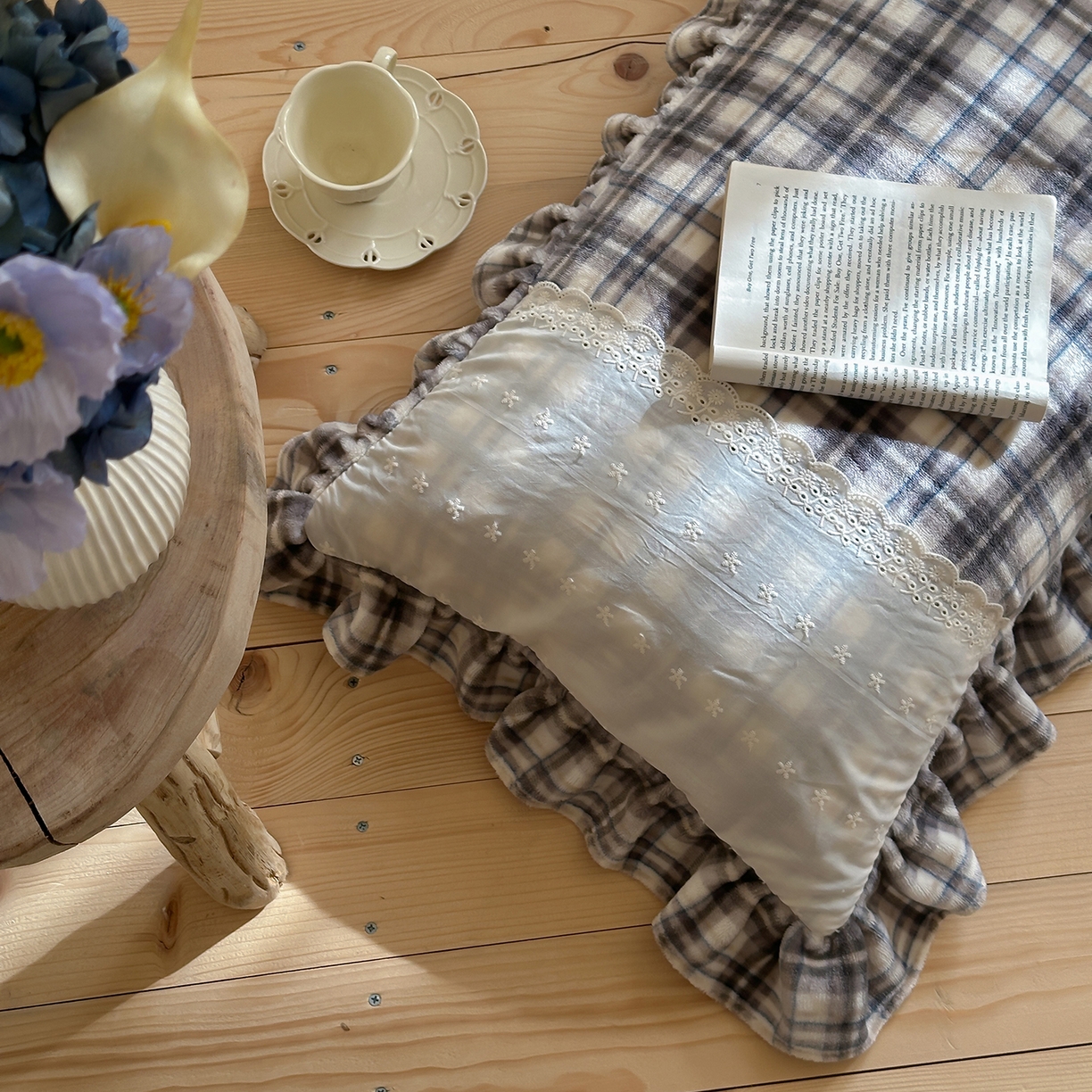 91家纺网 家纺一手货源 找家纺 优悦生活馆 2025新款牛奶绒百褶荷叶花边四件套 南法假日-灰