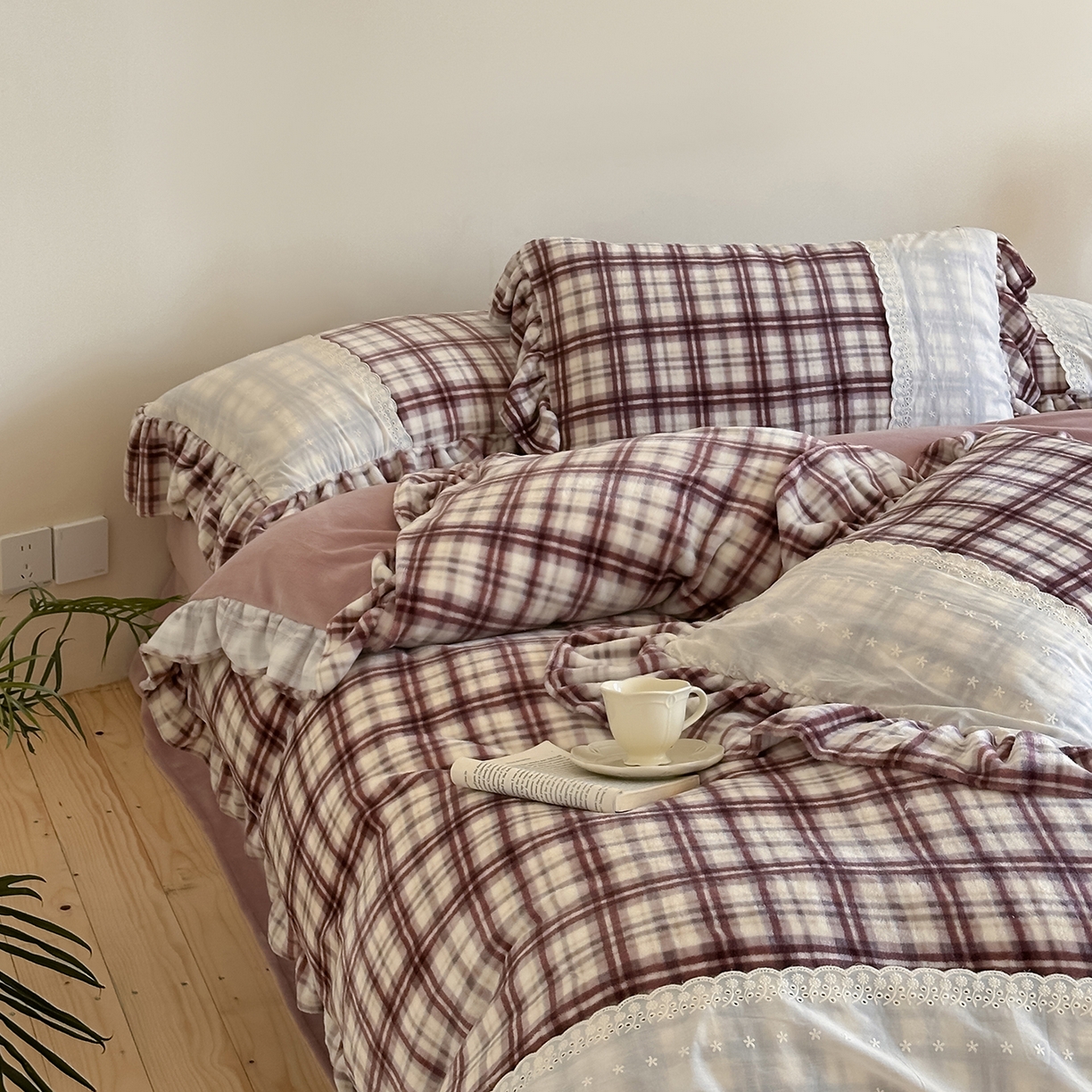 91家纺网 家纺一手货源 找家纺 优悦生活馆 2025新款牛奶绒百褶荷叶花边四件套 南法假日-红