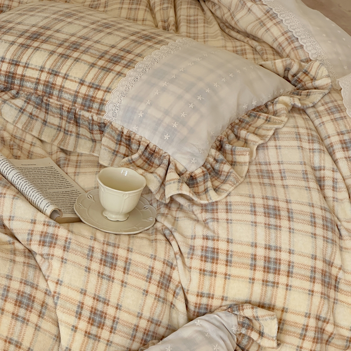 91家纺网 家纺一手货源 找家纺 优悦生活馆 2025新款牛奶绒百褶荷叶花边四件套 南法假日-黄