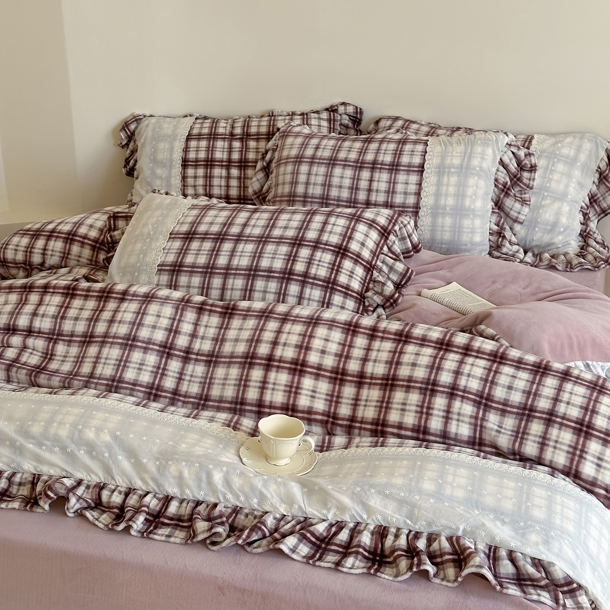 91家纺网 家纺一手货源 找家纺 优悦生活馆 2025新款牛奶绒百褶荷叶花边四件套 南法假日-红