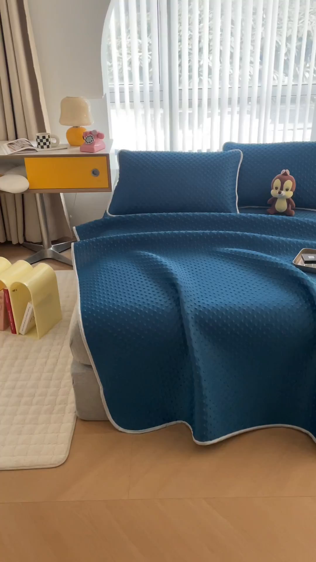 91家纺网 家纺一手货源 找家纺 梵克保罗 2025新款3D轻奢风直播网红热款凉感丝冰豆豆三明治复合床单款凉席两件套三件套 孔雀蓝