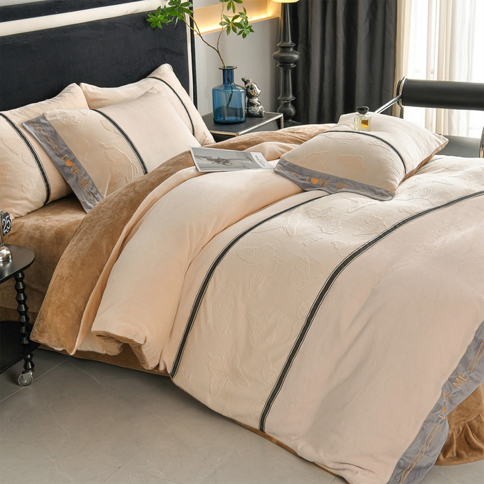 91家纺网 家纺一手货源 找家纺 （总）妮恒美家纺 2025新款牛奶绒织带工艺四件套-艾琳系列