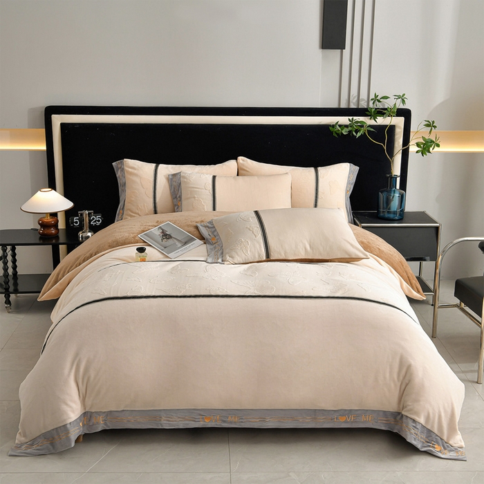 91家纺网 家纺一手货源 找家纺 （总）妮恒美家纺 2025新款牛奶绒织带工艺四件套-艾琳系列