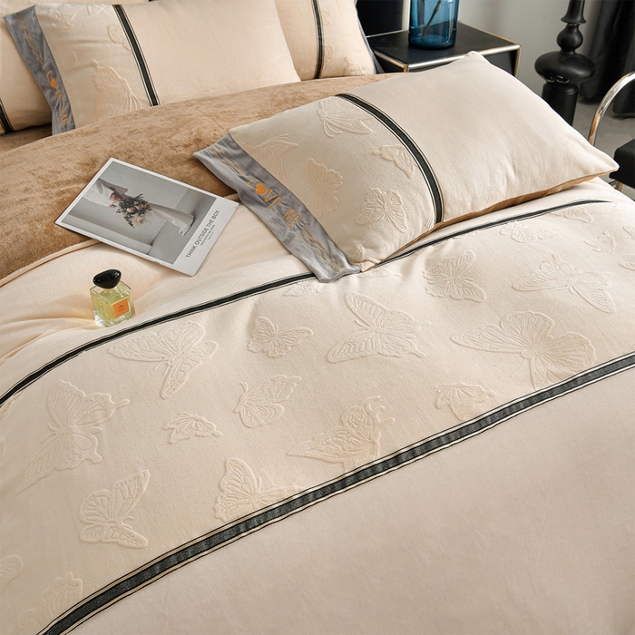 91家纺网 家纺一手货源 找家纺 妮恒美家纺 2025新款刺绣婴儿绒工艺四件套-艾琳系列 艾琳-白奶咖