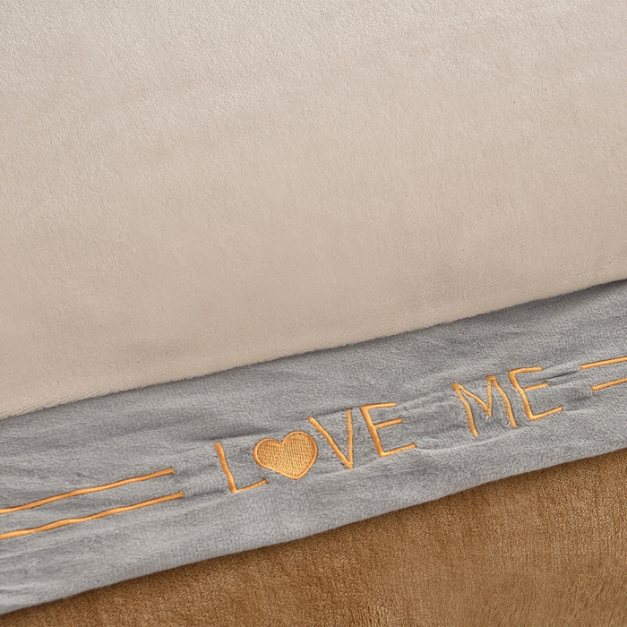 91家纺网 家纺一手货源 找家纺 妮恒美家纺 2025新款刺绣婴儿绒工艺四件套-艾琳系列 艾琳-白奶咖