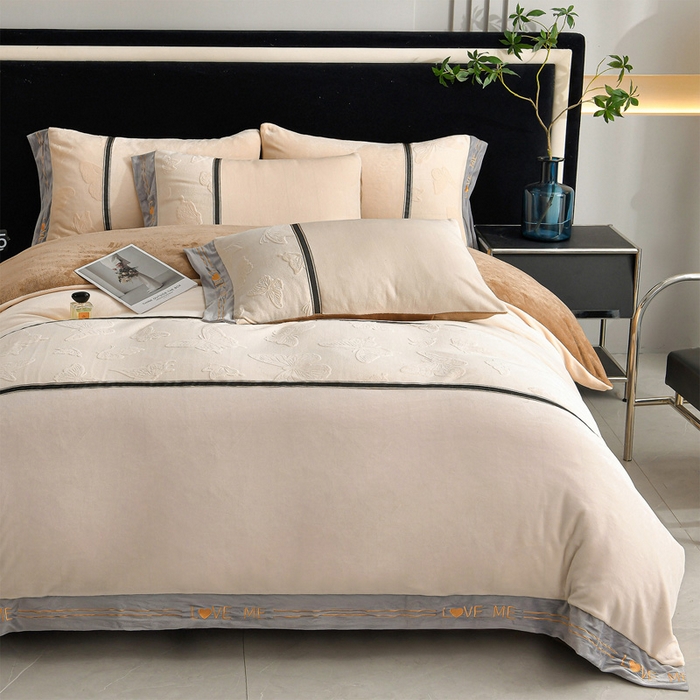 91家纺网 家纺一手货源 找家纺 妮恒美家纺 2025新款刺绣婴儿绒工艺四件套-艾琳系列 艾琳-白奶咖