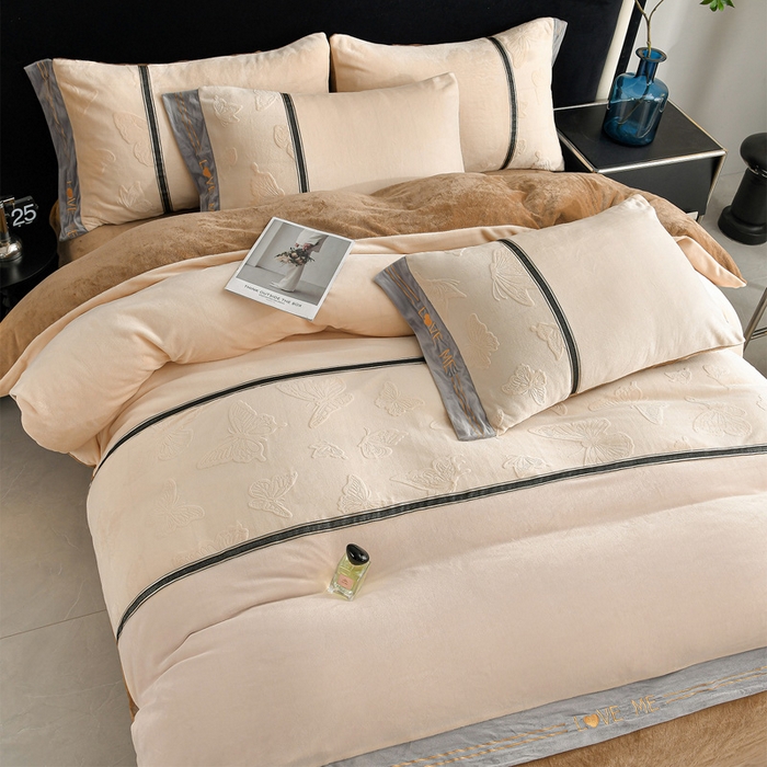 91家纺网 家纺一手货源 找家纺 妮恒美家纺 2025新款刺绣婴儿绒工艺四件套-艾琳系列 艾琳-白奶咖