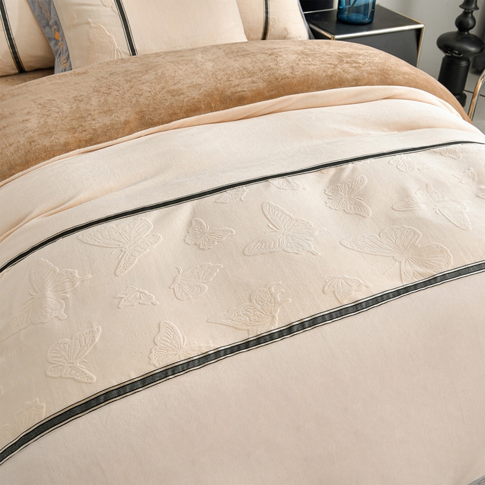 91家纺网 家纺一手货源 找家纺 妮恒美家纺 2025新款刺绣婴儿绒工艺四件套-艾琳系列 艾琳-白奶咖