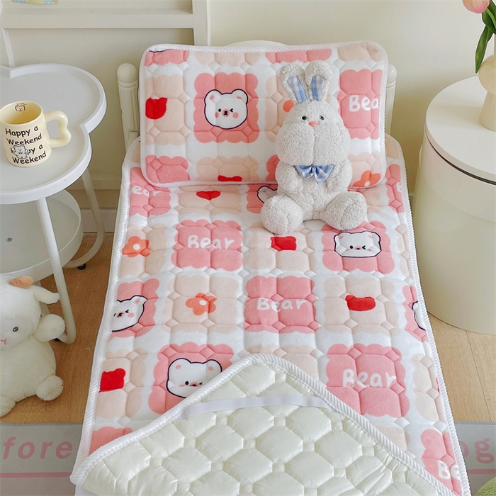 91家纺网 家纺一手货源 找家纺 禧缘家纺（原梦想家） 2025新款儿童牛奶绒夹棉床垫（可定制） 格子熊
