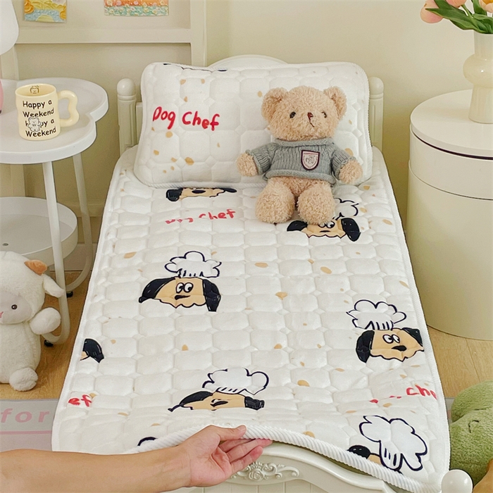 91家纺网 家纺一手货源 找家纺 禧缘家纺（原梦想家） 2025新款儿童牛奶绒夹棉床垫（可定制） 厨师小狗