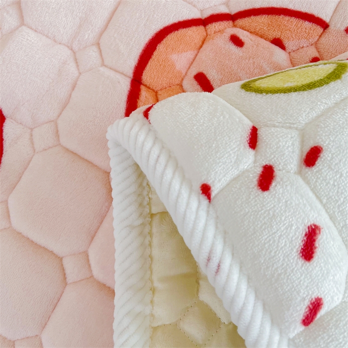 91家纺网 家纺一手货源 找家纺 禧缘家纺（原梦想家） 2025新款儿童牛奶绒夹棉床垫（可定制） 小草莓