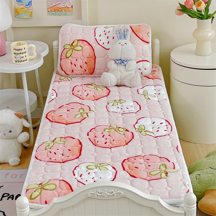 91家纺网 家纺一手货源 找家纺 禧缘家纺（原梦想家） 2025新款儿童牛奶绒夹棉床垫（可定制） 小草莓