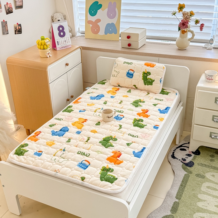 91家纺网 家纺一手货源 找家纺 禧缘家纺（原梦想家） 2025新款儿童牛奶绒夹棉床垫（可定制） 多彩恐龙
