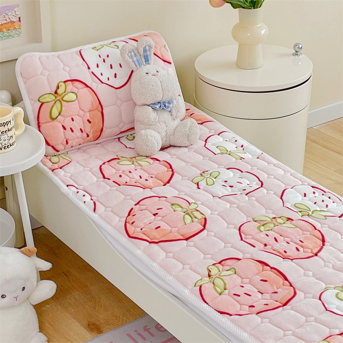 91家纺网 家纺一手货源 找家纺 禧缘家纺（原梦想家） 2025新款儿童牛奶绒夹棉床垫（可定制） 小草莓