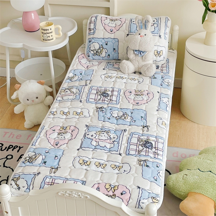 91家纺网 家纺一手货源 找家纺 禧缘家纺（原梦想家） 2025新款儿童牛奶绒夹棉床垫（可定制） 小狗乐园-蓝