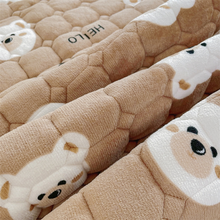 91家纺网 家纺一手货源 找家纺 禧缘家纺（原梦想家） 2025新款儿童牛奶绒夹棉床垫（可定制） 可可熊