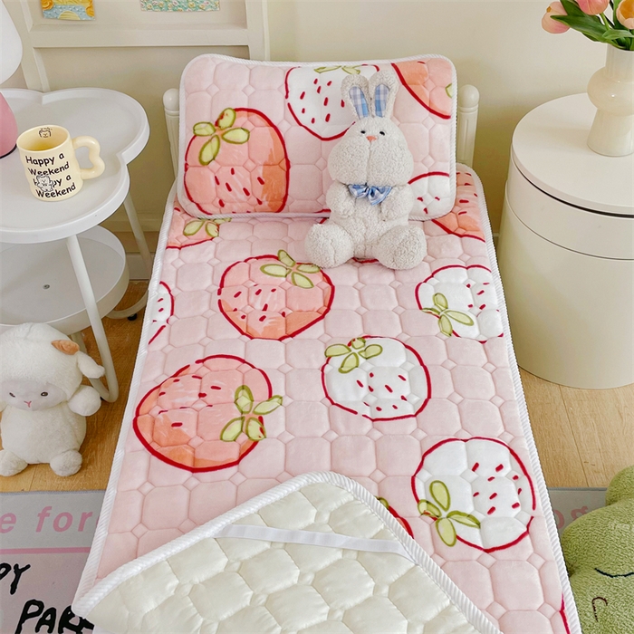 91家纺网 家纺一手货源 找家纺 禧缘家纺（原梦想家） 2025新款儿童牛奶绒夹棉床垫（可定制） 小草莓