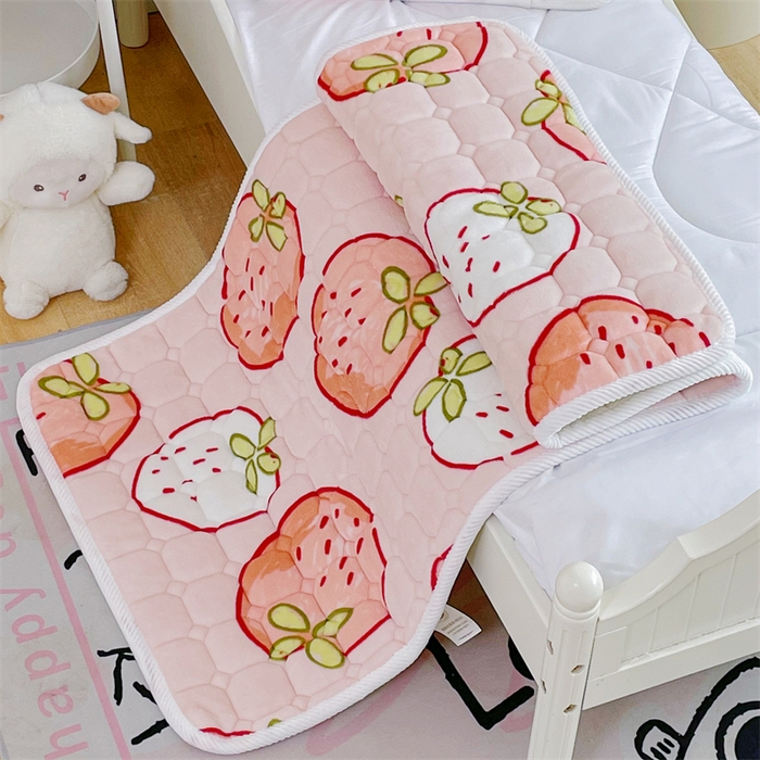 91家纺网 家纺一手货源 找家纺 禧缘家纺（原梦想家） 2025新款儿童牛奶绒夹棉床垫（可定制） 小草莓